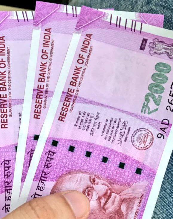 2000 के नए नोट की फोटोकॉपी थमाने पर बुजुर्ग ने बैंक पर लगाया आरोप - AAJ ...